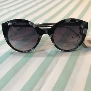 🎁 Dazey Shades Sunglasses Black and Grey NWT